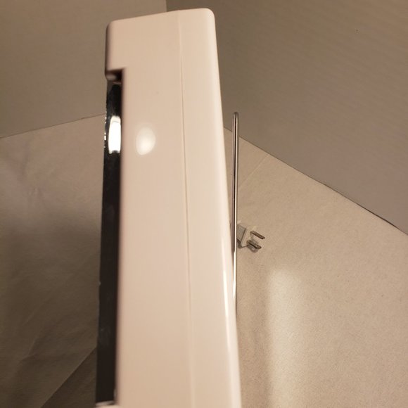 LIGHTED MAKEUP MIRROR by JERDON - FIRST CLASS - MODEL J1010 - MIRROR 6.5" x 6" - Picture 8 of 15